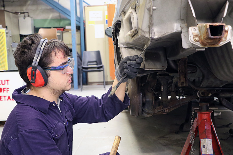 As part of the practical tasks, Adam needs to remove and replace the rear quarter panel. He’s using a seam splitter chisel to separate the joint to remove the rear quarter panel.