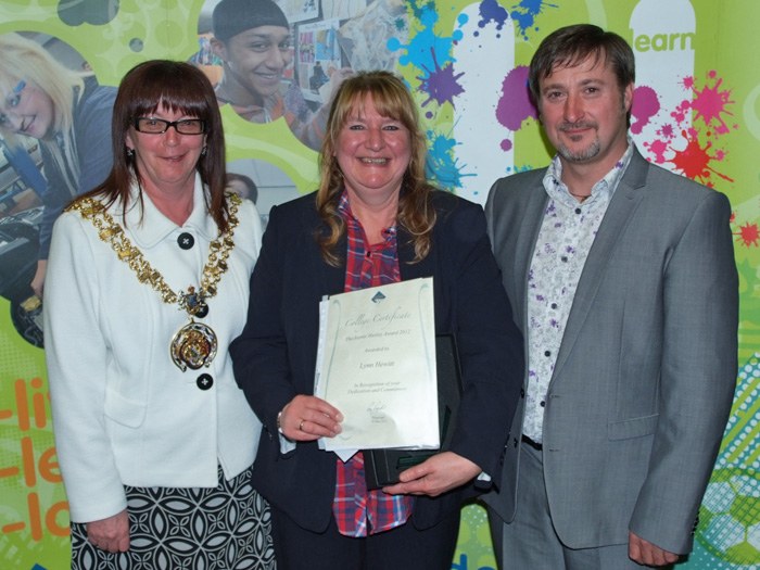 Lynn Hewitt (centre) receiving the Jaynie Huxley Award
