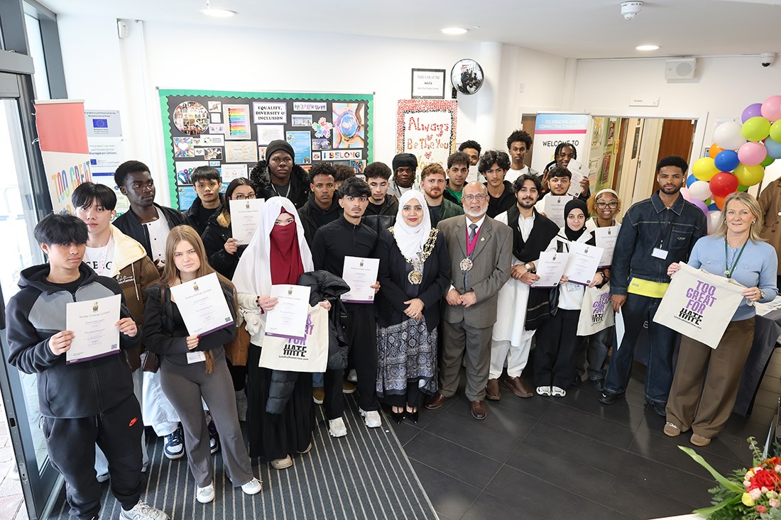 Students and the Mayor with the mosaic