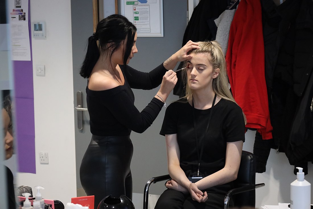Makeup artist to the stars visits students