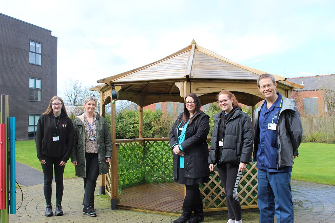 generous-students-help-brighten-up-vital-hospital-unit